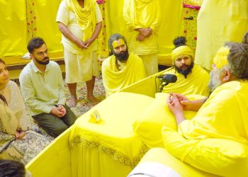 Virat Kohli : ‘ न विदेश की सैर, न दोस्तों संग पार्टी’ टेस्ट क्रिकेट से रिटायरमेंट के बाद प्रेमानंद जी के आश्रम पहुंचे विराट-अनुष्का 