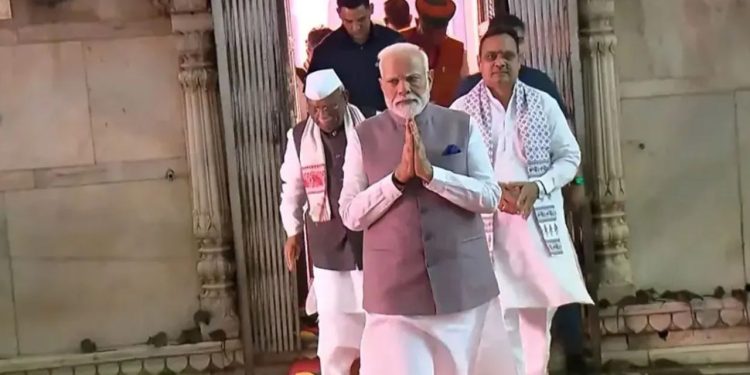 PM Modi Bikaner Visit : पीएम मोदी ने बीकानेर के मंदिर में दर्शन किए, ‘भारत माता’ के जयकारों से गूंजा देशनोक
