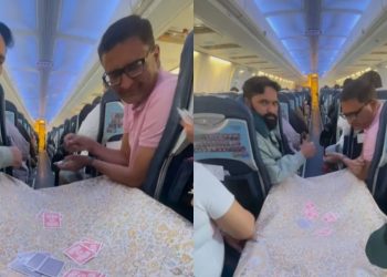 People Playing Cards In Plane: उड़ती फ्लाइट में कार्ड्स खेल रहे यात्रियों का वीडियो वायरल, लोगों ने दिया मजेदार रिएक्शन