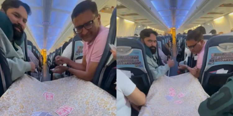 People Playing Cards In Plane: उड़ती फ्लाइट में कार्ड्स खेल रहे यात्रियों का वीडियो वायरल, लोगों ने दिया मजेदार रिएक्शन