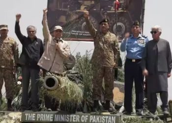 Pakistan: पाकिस्तान को प्रोपेगेंडा का सहारा…पाक सेना के टैंक पर चढ़े शहबाज शरीफ, भारत से हारने के बाद भी नहीं आए बाज