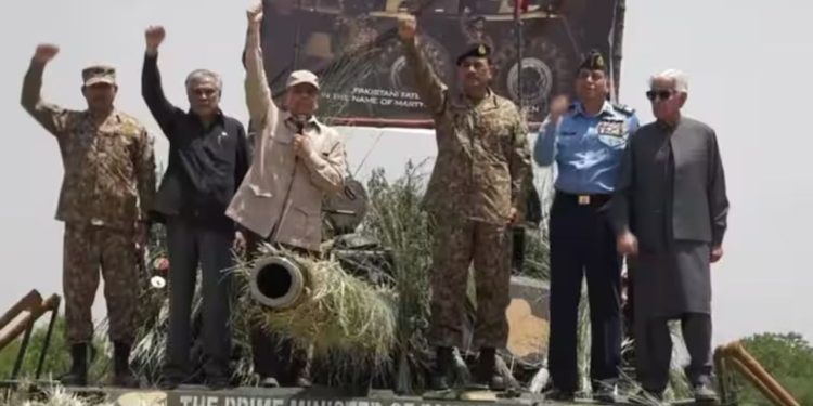 Pakistan: पाकिस्तान को प्रोपेगेंडा का सहारा…पाक सेना के टैंक पर चढ़े शहबाज शरीफ, भारत से हारने के बाद भी नहीं आए बाज