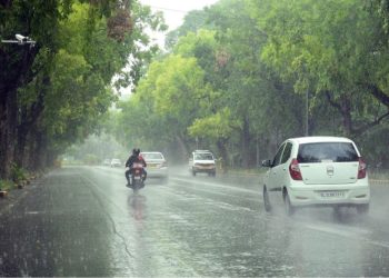 Delhi : दिल्ली-NCR में अचानक बदला मौसम का मिजाज…लोगों को चिलचिलाती धूप से मिली राहत