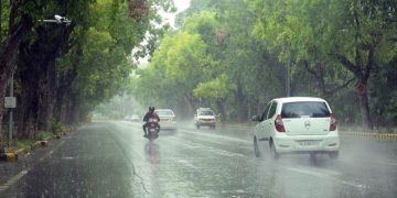Delhi : दिल्ली-NCR में अचानक बदला मौसम का मिजाज…लोगों को चिलचिलाती धूप से मिली राहत