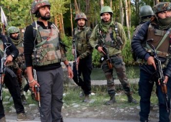 Jammu-Kashmir : सेना ने आतंकियों के दो मददगारों को दबोचा, गोला-बारूद भी किए बरामद