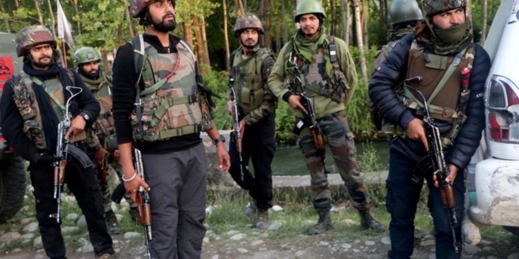 Jammu-Kashmir : सेना ने आतंकियों के दो मददगारों को दबोचा, गोला-बारूद भी किए बरामद