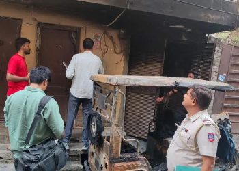 Delhi : शाहदरा में ई-रिक्शा चार्ज करते वक्त लगी आग, 6 लोग अस्पताल में भर्ती