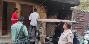 Delhi : शाहदरा में ई-रिक्शा चार्ज करते वक्त लगी आग, 6 लोग अस्पताल में भर्ती