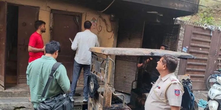 Delhi : शाहदरा में ई-रिक्शा चार्ज करते वक्त लगी आग, 6 लोग अस्पताल में भर्ती