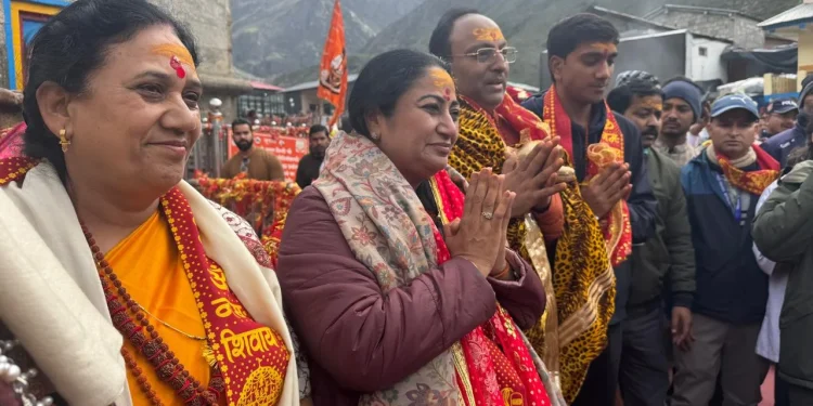 Kedarnath Temple: केदारनाथ धाम पहुंची दिल्ली की सीएम रेखा गुप्ता, परिवार संग की पूजा-अर्चना 