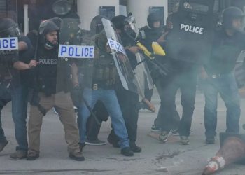 America : लॉस एंजेलिस में सड़कों पर हंगामा, पुलिस ने प्रदर्शनकारियों पर छोड़े आंसू गैस के गोले