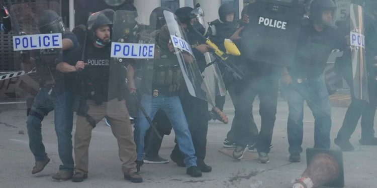 America : लॉस एंजेलिस में सड़कों पर हंगामा, पुलिस ने प्रदर्शनकारियों पर छोड़े आंसू गैस के गोले