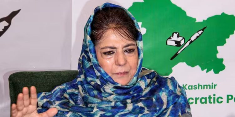 Mehbooba Mufti : “कश्मीरी पंडितों की वापसी…” 5 साल बाद जम्मू-कश्मीर के LG से मिलीं महबूबा मुफ्ती