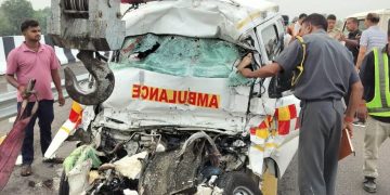 Amethi News: पूर्वांचल एक्सप्रेस-वे पर पिकअप-एंबुलेंस में भिड़ंत, 5 लोगों की दर्दनाक मौत