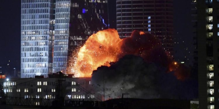 Iran-Israel War : ईरान ने इज़रायल पर दागीं सैकड़ों मिसाइलें, बजने लगे सायरन…मची चीख पुकार