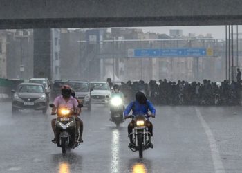 Delhi Weather : दिल्ली में मौसम ने लिया करवट, गर्मी से राहत, बारिश और तेज हवाओं का दौर शुरू
