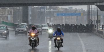 Delhi Weather : दिल्ली में मौसम ने लिया करवट, गर्मी से राहत, बारिश और तेज हवाओं का दौर शुरू