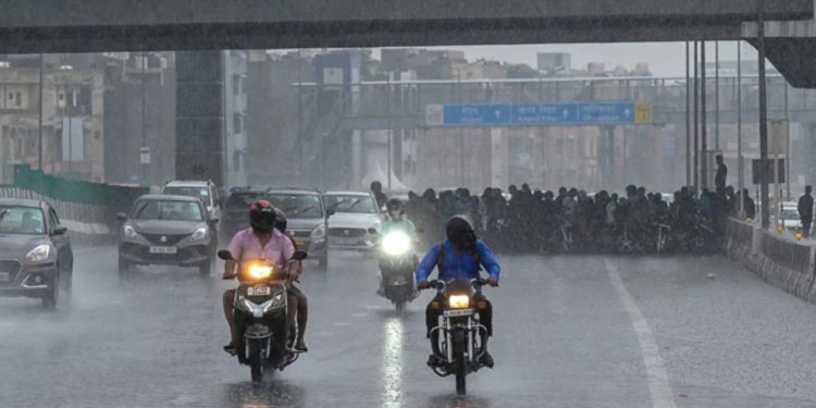 Delhi Weather : दिल्ली में मौसम ने लिया करवट, गर्मी से राहत, बारिश और तेज हवाओं का दौर शुरू