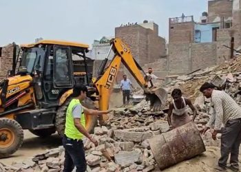 Mathura : कृष्ण नगरी मथुरा में गिरे एक साथ 6 मकान, मलबे के कई लोगों के दबे होने की आशंका