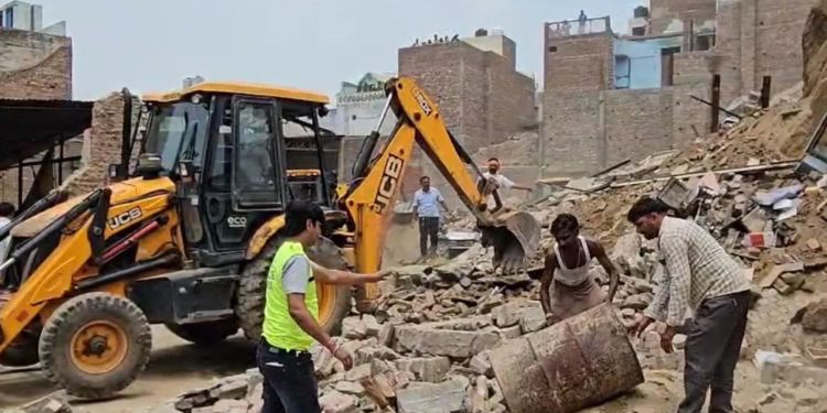 Mathura : कृष्ण नगरी मथुरा में गिरे एक साथ 6 मकान, मलबे के कई लोगों के दबे होने की आशंका