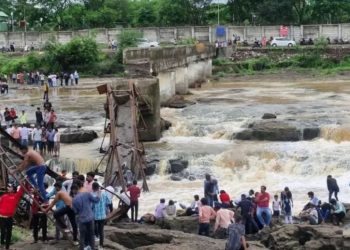 Pune Bridge Collapse: पुणे में इंद्रायणी नदी पर बना पुल का टूटा आधा हिस्सा, 5 लोगों की हुई मौत