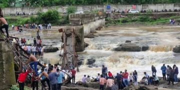 Pune Bridge Collapse: पुणे में इंद्रायणी नदी पर बना पुल का टूटा आधा हिस्सा, 5 लोगों की हुई मौत