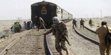 Pakistan : पाकिस्तान में बड़ा धमाका! पटरी से उतरे जाफर एक्सप्रेस के 4 डिब्बे, पेशावर से क्वेटा जा रही थी ट्रेन