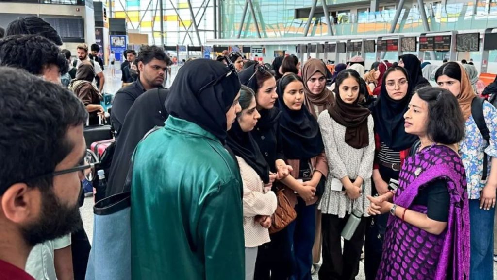 Iran-Israel Conflict : ईरान से भारतीयों का पहला जत्था पहुंचा भारत, परिजनों में खुशी का माहौल