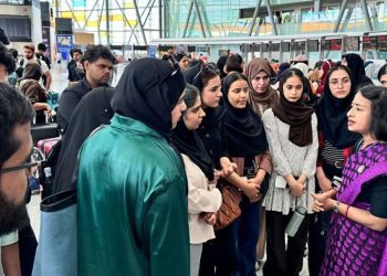 Iran-Israel Conflict : ईरान से भारतीयों का पहला जत्था पहुंचा भारत, परिजनों में खुशी का माहौल