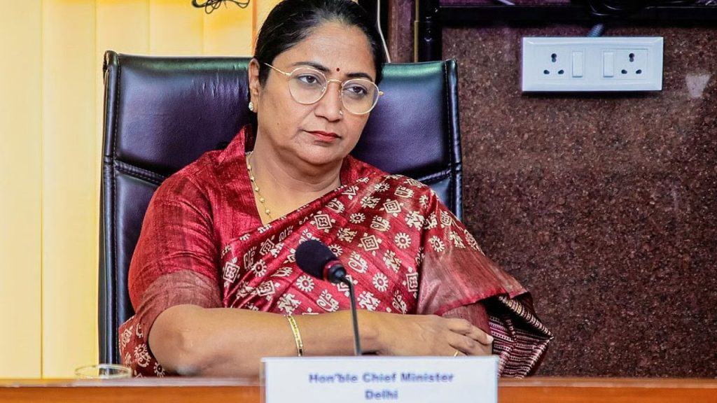 Delhi : मनीष सिसोदिया के खिलाफ ACB समन पर सीएम रेखा गुप्ता ने दी प्रतिक्रिया, कहा “कुकर्म की सजा भुगतनी होगी…”