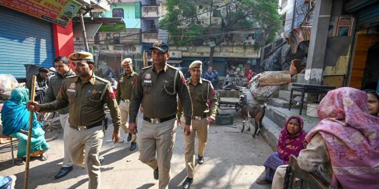 Delhi : दिल्ली में पकड़े गए 10 बांग्लादेशी घुसपैठिए…होटल में छिपकर पुलिस से बचने की थी कोशिश 