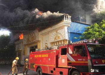 Banquet Hall Fire: मोती नगर के बैंक्वेट हॉल में लगी आग, बचाव में जुटीं 24 दमकल विभाग की गाड़ियां