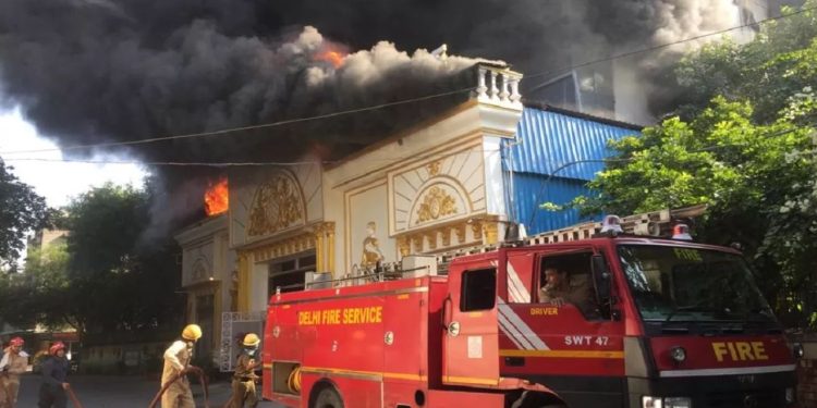 Banquet Hall Fire: मोती नगर के बैंक्वेट हॉल में लगी आग, बचाव में जुटीं 24 दमकल विभाग की गाड़ियां