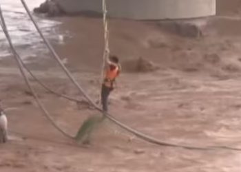 Jammu-Kashmir : नदी में अचानक आ गया उफान, बीच में फंस गई एक जान…रेस्क्यू ऑपरेशन जारी