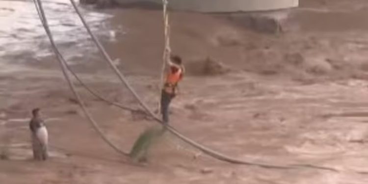 Jammu-Kashmir : नदी में अचानक आ गया उफान, बीच में फंस गई एक जान…रेस्क्यू ऑपरेशन जारी