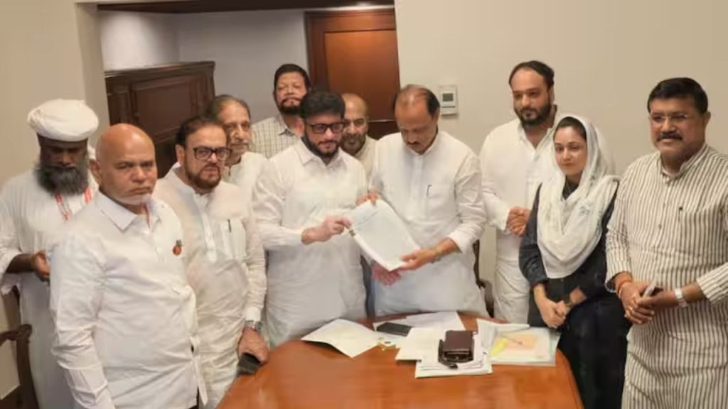 Maharashtra: मस्जिदों से लाउडस्पीकर हटाने के मामले ने पकड़ा तूल….अजित पवार ने मुस्लिम नेताओं के साथ की बातचीत
