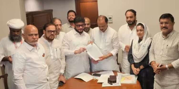 Maharashtra: मस्जिदों से लाउडस्पीकर हटाने के मामले ने पकड़ा तूल….अजित पवार ने मुस्लिम नेताओं के साथ की बातचीत