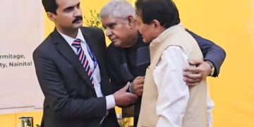 Nainital: कार्यक्रम खत्म होते ही अचानक बिगड़ी उपराष्ट्रपति धनखड़ की तबीयत, MP को गले लगाकर फूट-फूट कर रोए