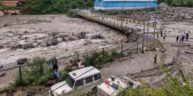 Himachal Cloud Burst : हिमाचल में बादल फटने से तबाही…अचानक बाढ़ ने मचाया कोहराम, दो की मौत, 20 लापता