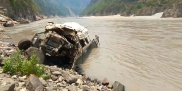 Uttarakhand: उत्तराखंड में अलकनंदा नदी में गिरी बस, रुद्रप्रयाग-बद्रीनाथ हाईवे पर बड़ा हादसा…अब तक तीन लोगों की मौत