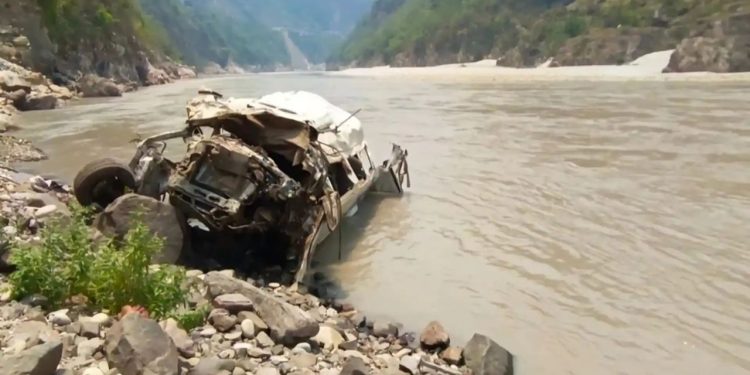 Uttarakhand: उत्तराखंड में अलकनंदा नदी में गिरी बस, रुद्रप्रयाग-बद्रीनाथ हाईवे पर बड़ा हादसा…अब तक तीन लोगों की मौत