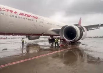 Air India Flight: पहले पी शराब, फिर होस्टेस के साथ बदसलूकी…फ्लाइट लैंड होते ही सलाखों के पीछे आरोपी