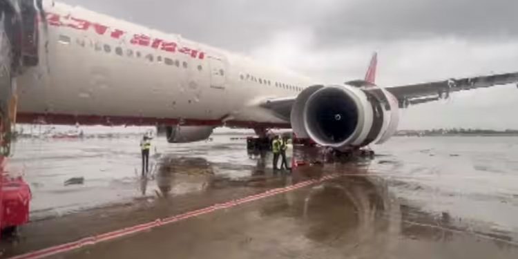 Air India Flight: पहले पी शराब, फिर होस्टेस के साथ बदसलूकी…फ्लाइट लैंड होते ही सलाखों के पीछे आरोपी