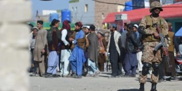 Pakistani: पाकिस्तान में सेना काफिले पर हुआ सुसाइड अटैक…13 जवानों की मौत, 10 घायल