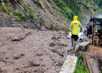 Uttarkashi Cloudburst : उत्तराखंड के बड़कोट तहसील में बादल फटने से हड़कंप, SDRF और पुलिस ने शुरू किया राहत कार्य