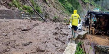 Uttarkashi Cloudburst : उत्तराखंड के बड़कोट तहसील में बादल फटने से हड़कंप, SDRF और पुलिस ने शुरू किया राहत कार्य