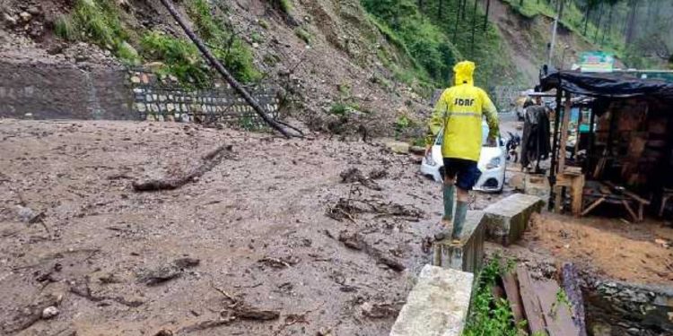 Uttarkashi Cloudburst : उत्तराखंड के बड़कोट तहसील में बादल फटने से हड़कंप, SDRF और पुलिस ने शुरू किया राहत कार्य