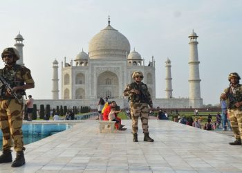 Agra Airport Bomb Threat: आगरा एयरपोर्ट को मिली बम की धमकी, ताजमहल के पास हवाई फायरिंग से हड़कंप
