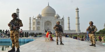 Agra Airport Bomb Threat: आगरा एयरपोर्ट को मिली बम की धमकी, ताजमहल के पास हवाई फायरिंग से हड़कंप