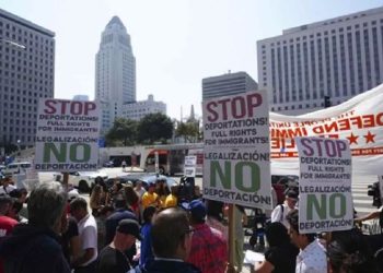 Protest in Los Angeles: लॉस एंजेलिस में जबरदस्त बवाल…पुलिस पर प्रर्दशनकारियों ने किया हमला, ट्रंप की प्रदर्शनकारियों को चेतावनी